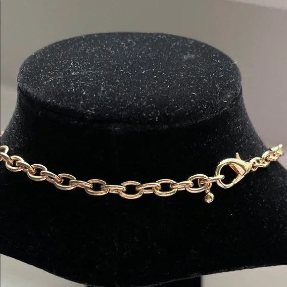 Chic Hammered Gold Tone  Necklace - Picture 4 of 10